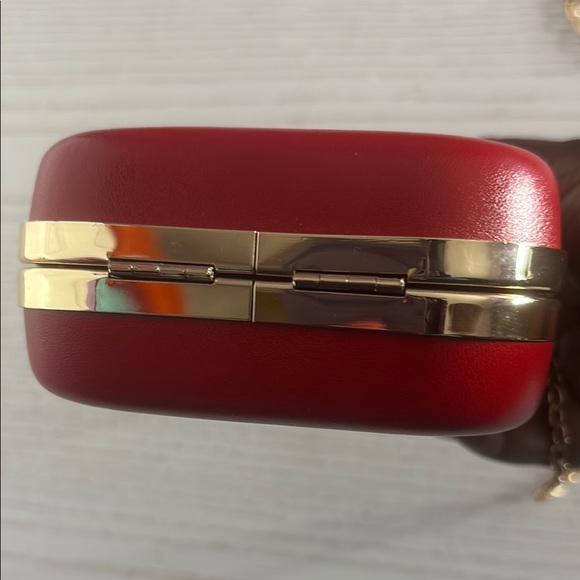 Elizabeth Arden Red Crossbody Bag with Gold Chain - Picture 8 of 11